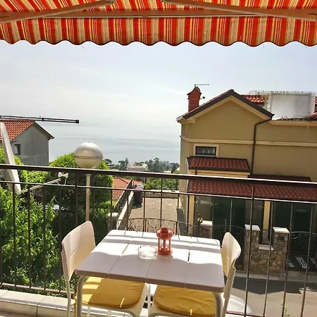 Charming Hill Apartment *