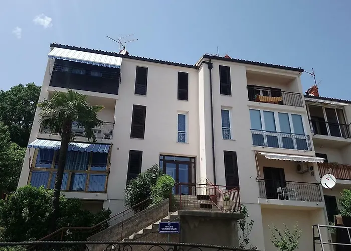 Charming Hill Apartment *